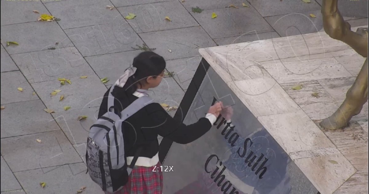 ataturk-bustunu-temizleyen-minik-asminin