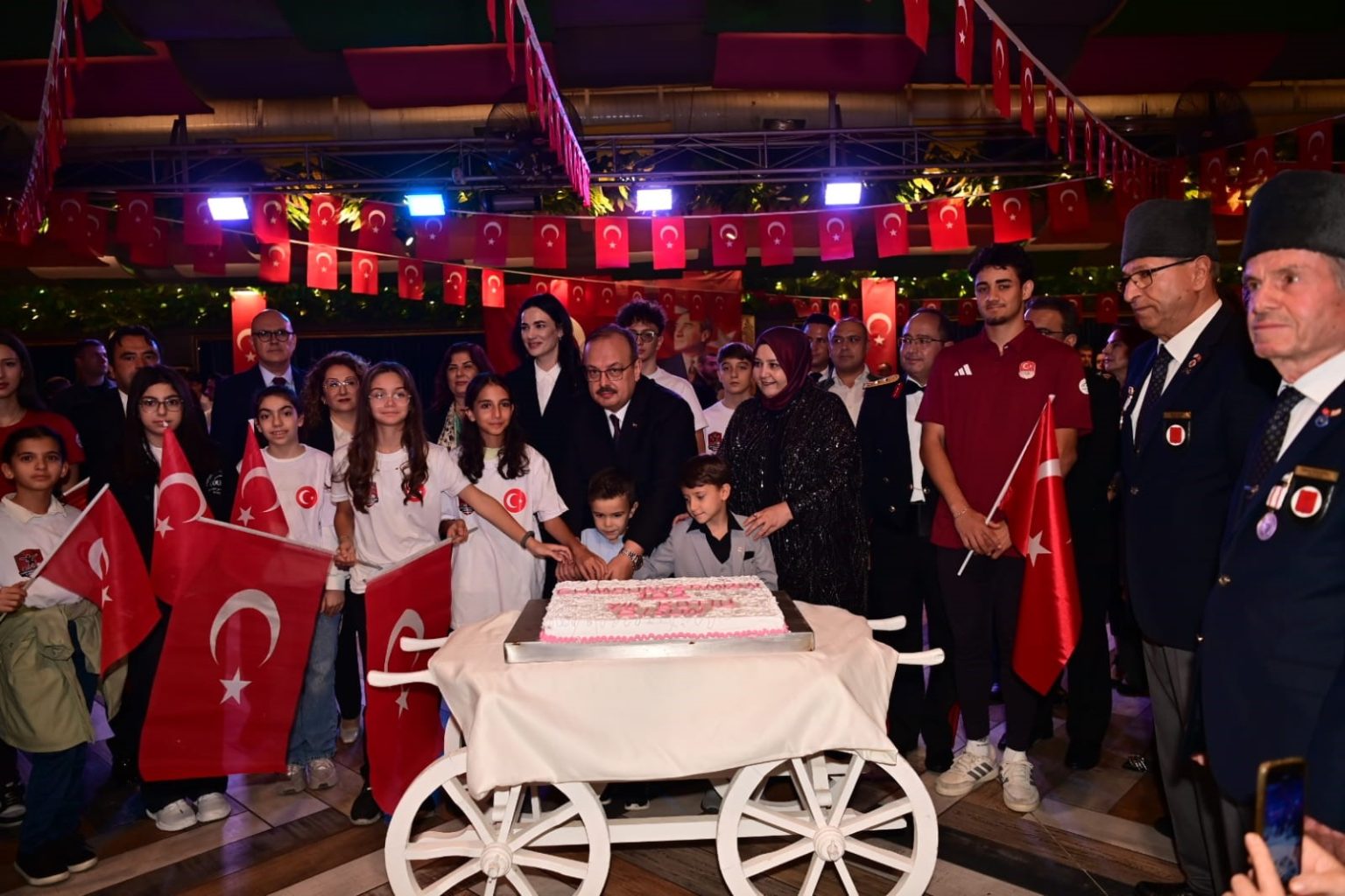 aydinda-cumhuriyet-coskusu-resepsiyonla-taclandi