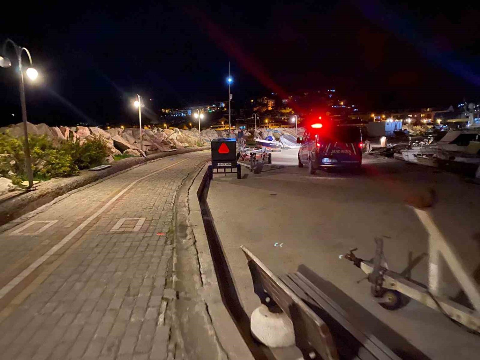 ayvacikta-bir-kisi-kayaliklarda-olu-bulundu