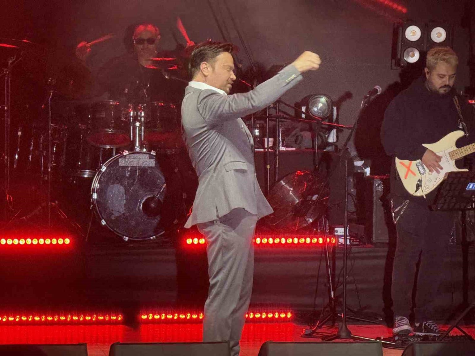 bahcelievlerde-29-ekimde-yuzlerce-vatandas-sinan-akcil-sarkilariyla-costu