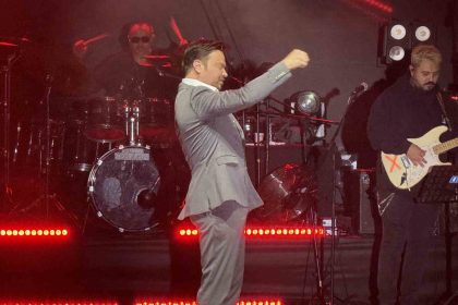 bahcelievlerde-29-ekimde-yuzlerce-vatandas-sinan-akcil-sarkilariyla-costu