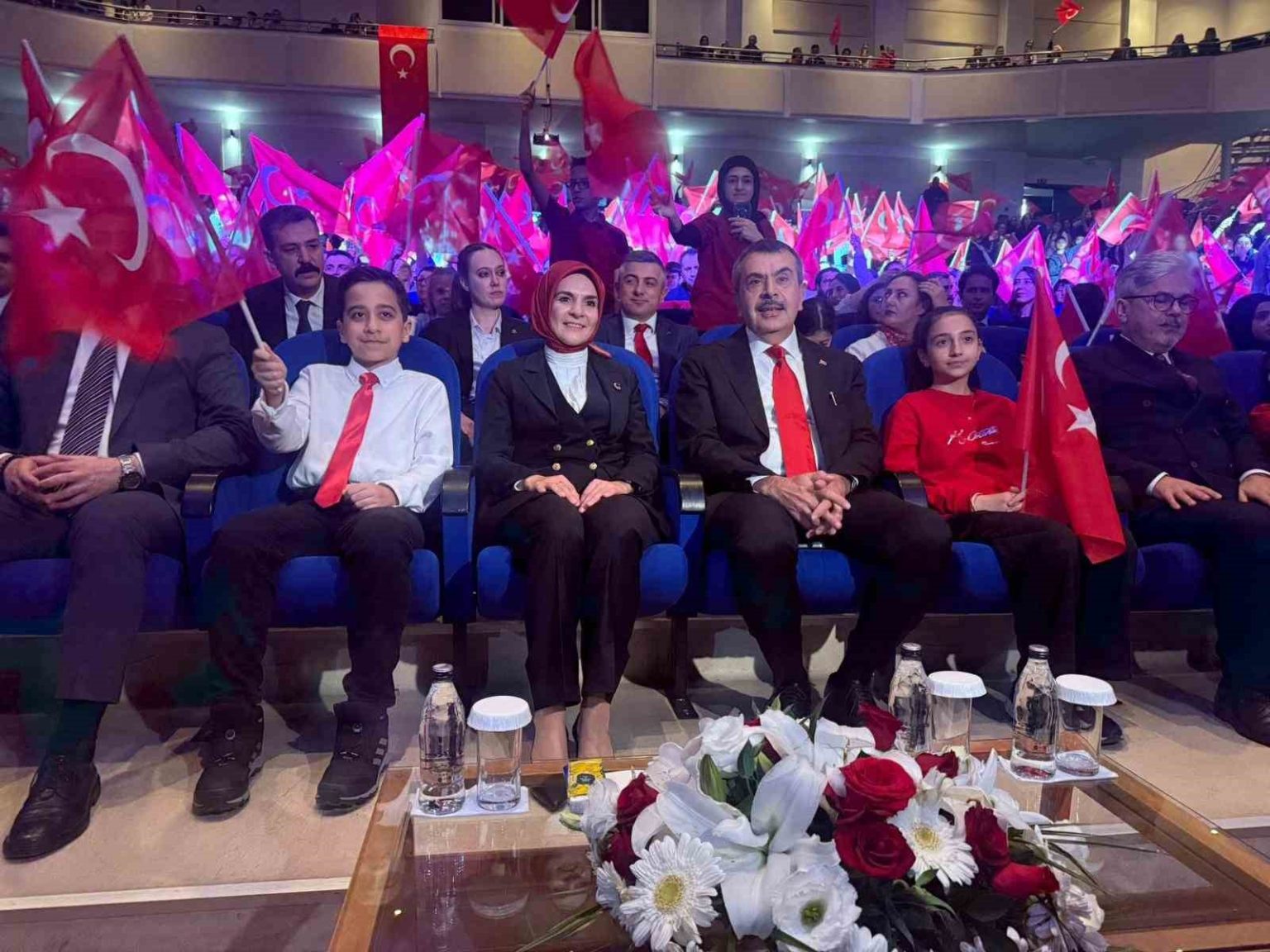 bakan-tekin-ve-bakan-goktas-koklu-gecmisten-guclu-cumhuriyete-programinda-ogrencilerin-muzikli-gosterisini-izledi