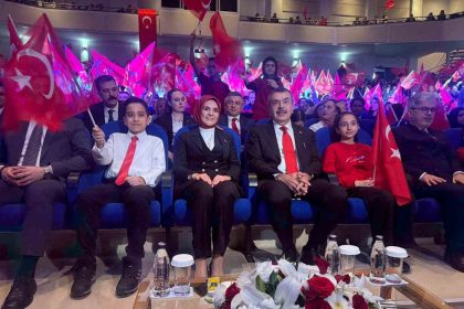 bakan-tekin-ve-bakan-goktas-koklu-gecmisten-guclu-cumhuriyete-programinda-ogrencilerin-muzikli-gosterisini-izledi