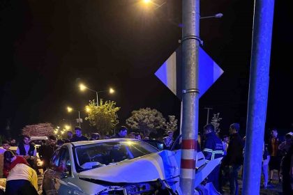 batmanda-otomobil-trafik-isigi-diregine-carpti-3-yarali