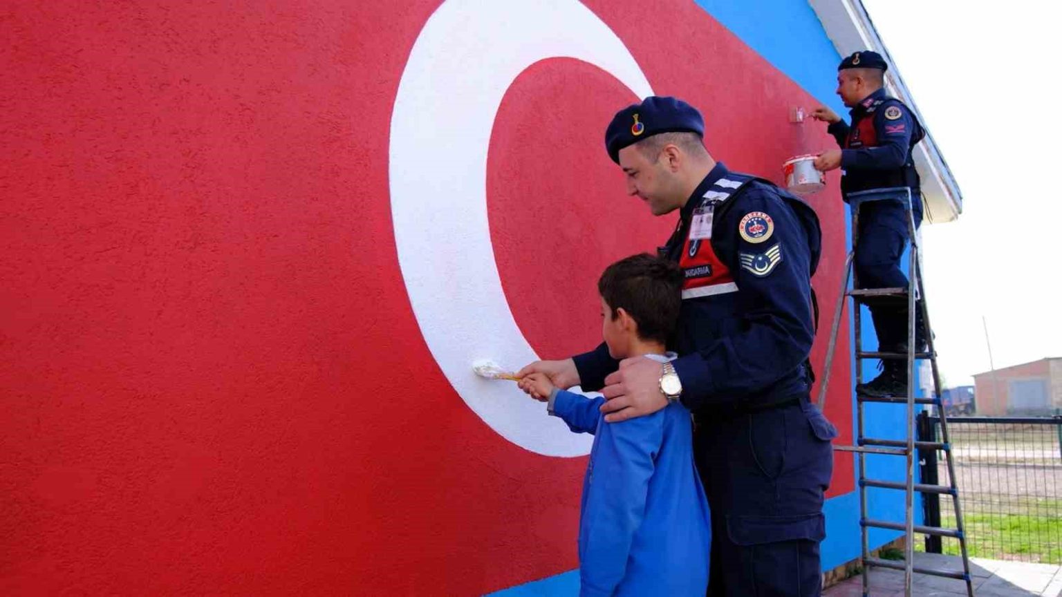 bayburt-jandarmadan-ogrencilere-anlamli-cumhuriyet-surprizi-renksiz-duvara-dev-sanli-turk-bayragi-cizildi