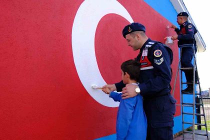 bayburt-jandarmadan-ogrencilere-anlamli-cumhuriyet-surprizi-renksiz-duvara-dev-sanli-turk-bayragi-cizildi