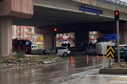 bayburtta-trafik-kazasi-3-yarali