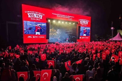 besiktasta-cumhuriyet-bayrami-kortej-yuruyusu-ve-konserle-kutlandi