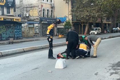 beyoglunda-cop-kamyonu-iskinin-calismasi-sonrasi-tam-kapatilmayan-cukura-girdi-iscinin-bacagi-kirildi