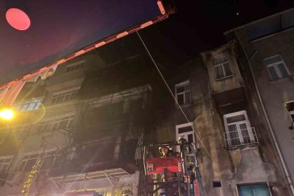 beyoglunda-kiz-istemede-patlatilan-havai-fisekler-evi-yakti-8-kisi-dumandan-etkilendi