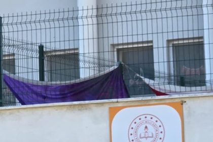 bilecikte-ozel-okulda-turk-bayraginin-yerde-surunmesine-tepki