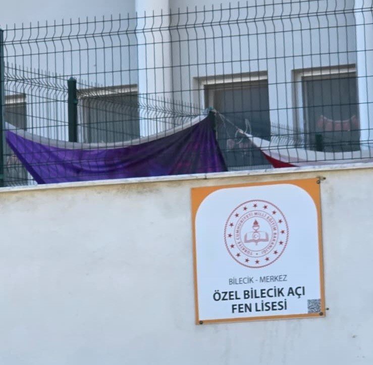 bilecikte-ozel-okulda-turk-bayraginin-yerde-surunmesine-tepki