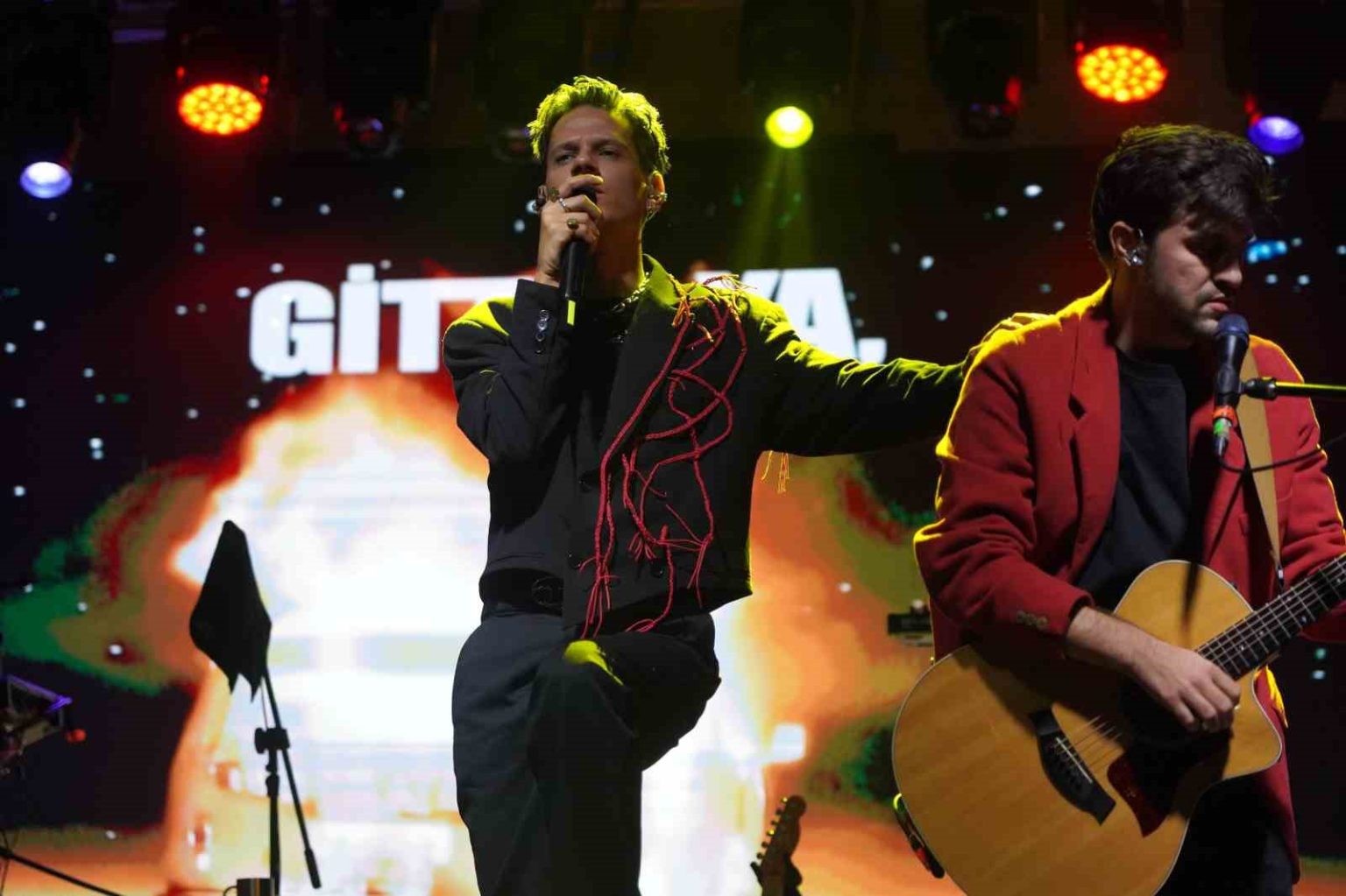 bilecikte-saganak-yagisa-ragmen-binlerce-kisi-madrigal-konseriyle-costu