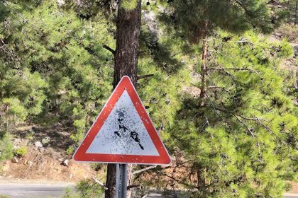 bozyazi-yayla-yolunda-trafik-levhalarina-kursunlu-saldiri