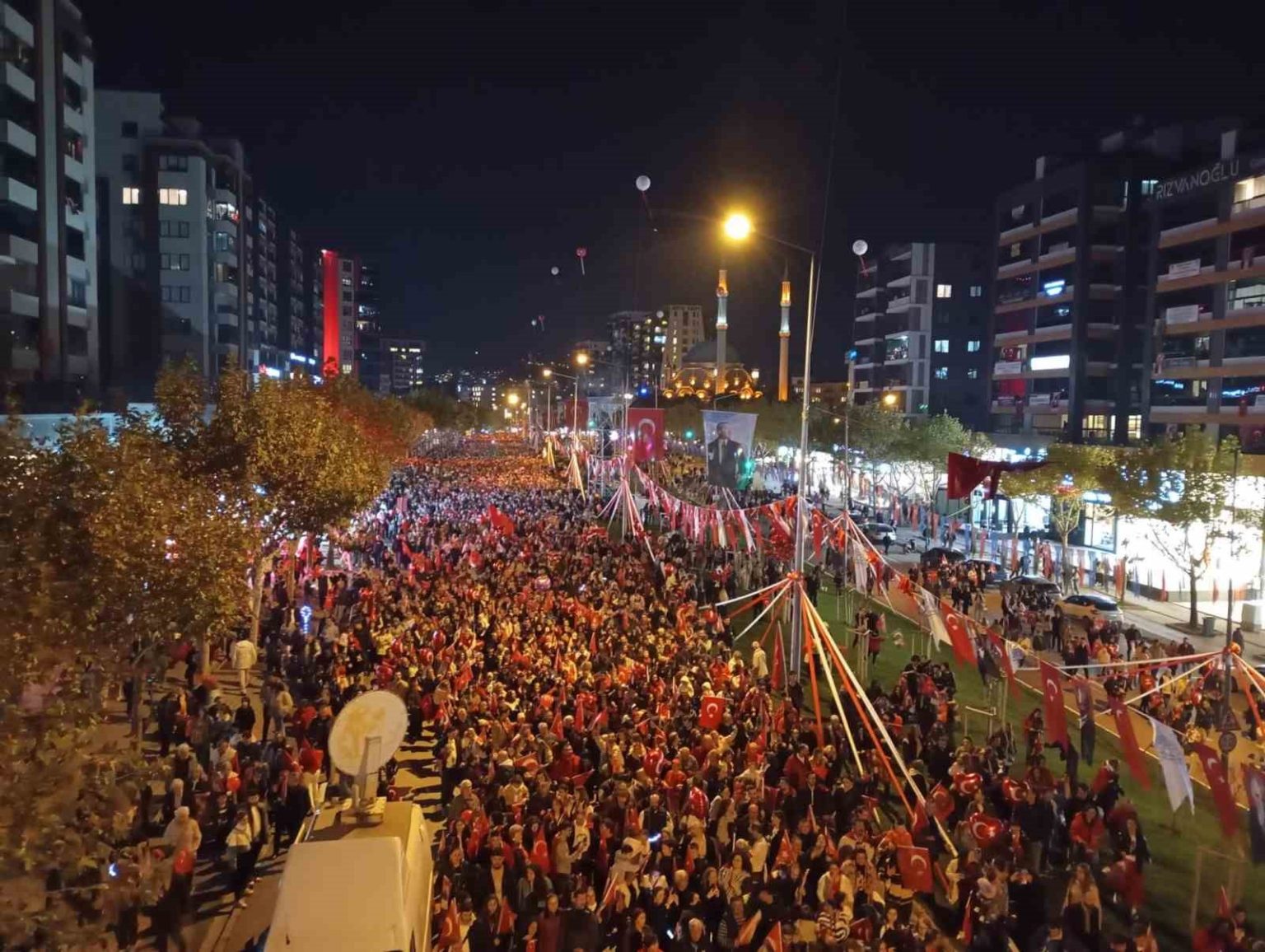 bursada-onbinlerce-kisi-cumhuriyet-coskusuna-ortak-oldu