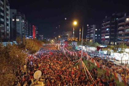 bursada-onbinlerce-kisi-cumhuriyet-coskusuna-ortak-oldu