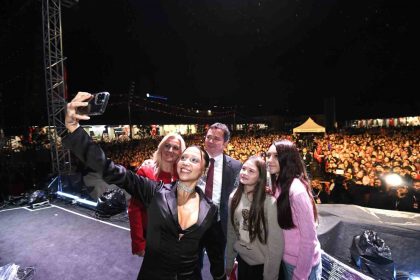 bursada-zeynep-bastikla-cumhuriyet-coskusu