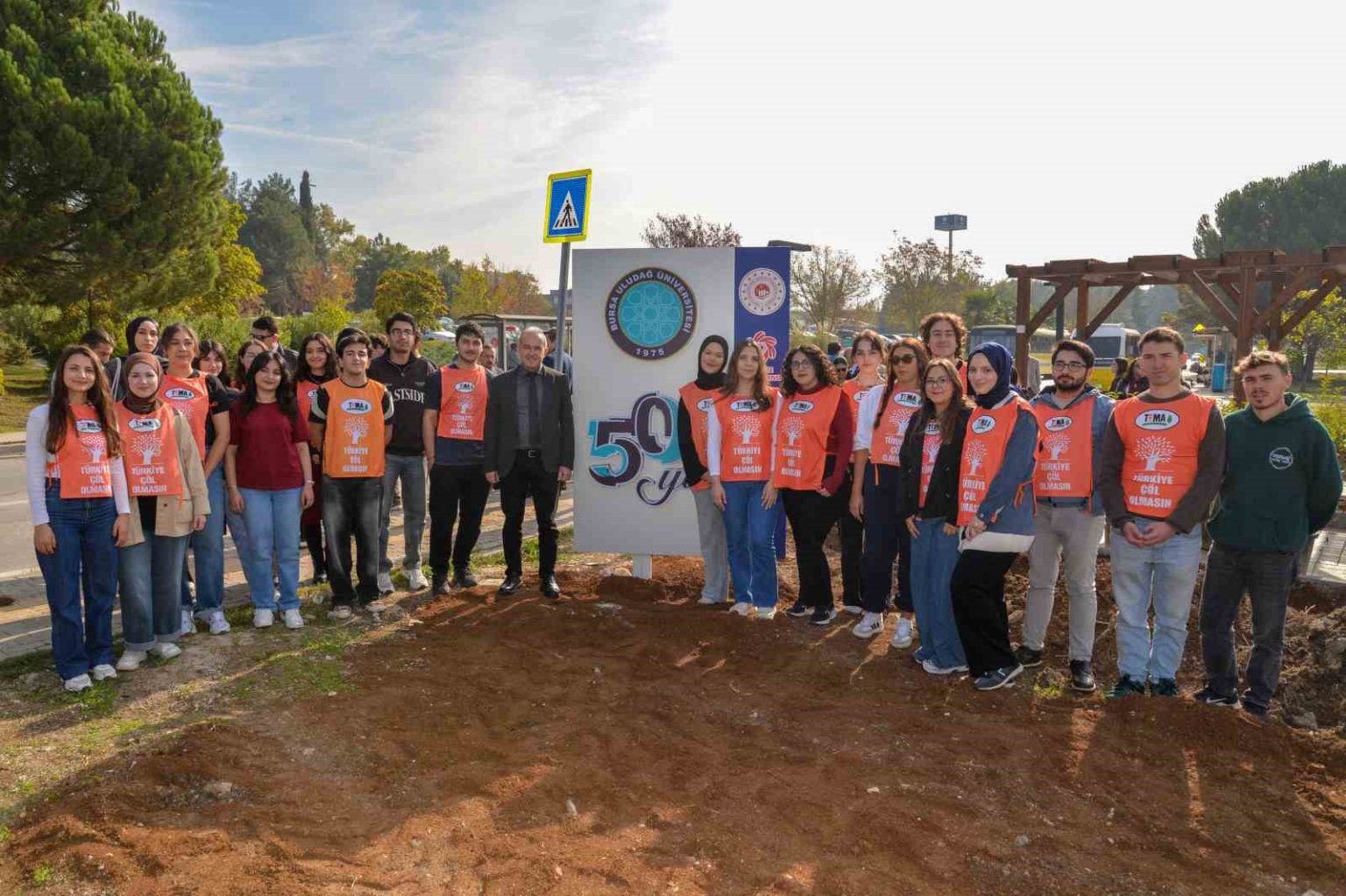 buunun-50-yil-sokagi-fidanlarla-renklendirildi