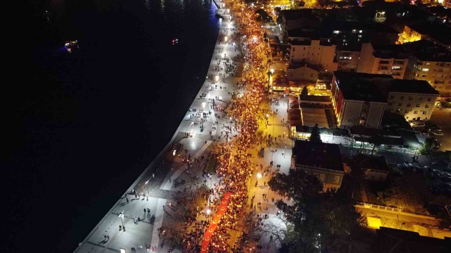 canakkalede-cumhuriyet-coskusu-fener-alayiyla-taclandi