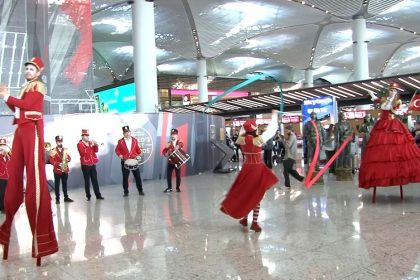 cumhuriyet-bayrami-istanbul-havalimaninda-coskuyla-kutlandi
