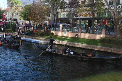 cumhuriyet-bayramini-firsat-bilen-turistler-eskisehire-akin-etti