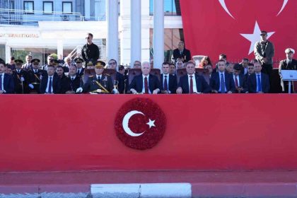 cumhuriyetin-102-yil-donumu-vatan-caddesinde-coskuyla-kutlandi