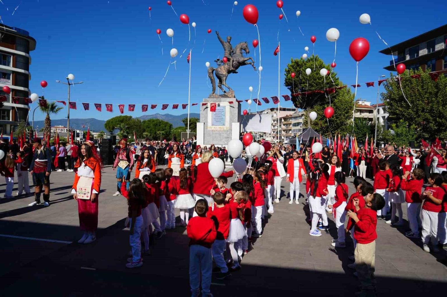 cumhuriyetin-102-yili-edremitte-coskuyla-kutlandi