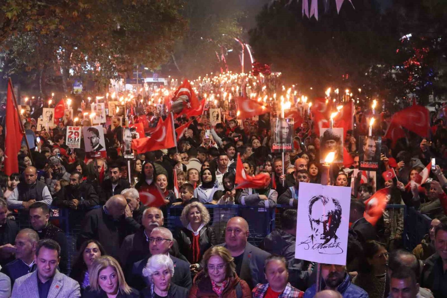 cumhuriyetin-102nci-yili-atasehirde-coskuyla-kutlandi