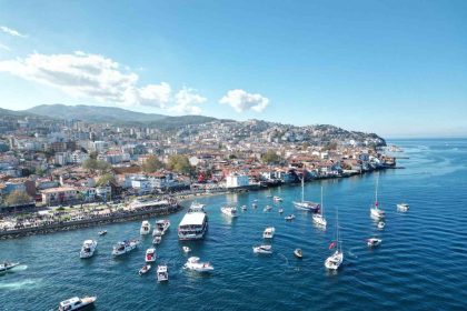 denizde-onlarca-tekne-kortej-yapti