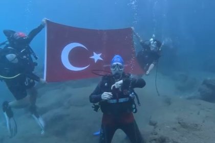 denizin-altinda-isaret-diliyle-istiklal-marsini-okudular