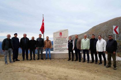 derebasi-virajlarina-bayburttan-kunye-tasi-dikildi