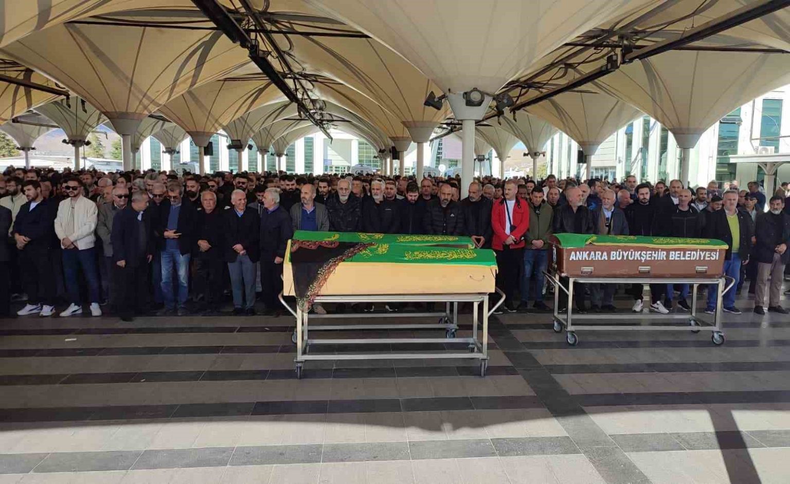 devrilen-konteynerin-altinda-kalarak-hayatini-kaybeden-adam-son-yolculuguna-ugurlandi