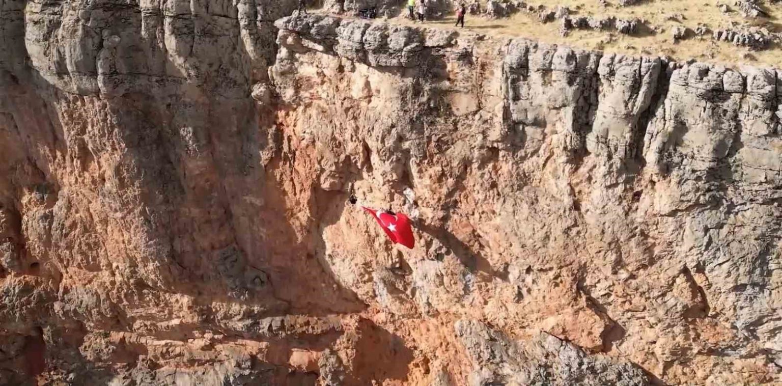 elazigli-dagcilar-kayaliklarda-turk-bayragi-acti