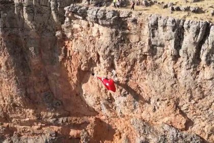 elazigli-dagcilar-kayaliklarda-turk-bayragi-acti