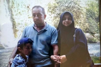 enkaz-basinda-12-saat-anne-ve-baba-araniyor