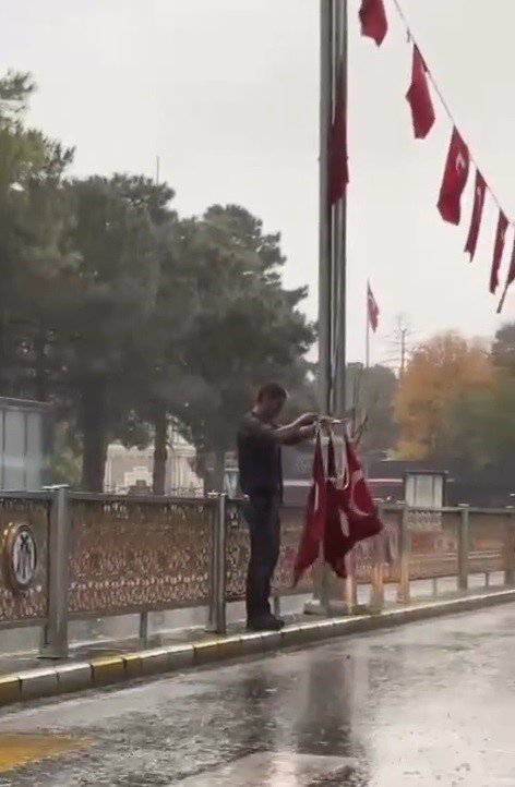 erzincanli-vatandasin-bayrak-hassasiyeti-duygulandirdi