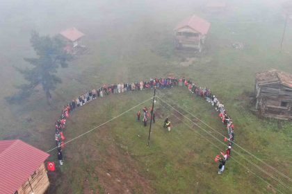 essiz-manzaraya-sahip-yaylada-cumhuriyet-bayrami-coskusu