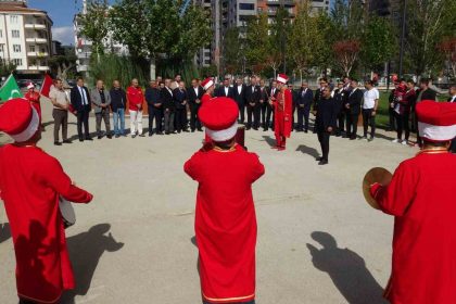 festivalde-kurulan-sofradaki-yemek-ve-tatlilar-10-dakikada-tukendi