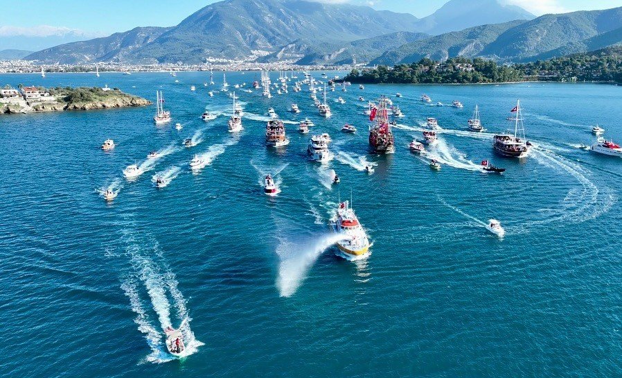 fethiyede-cumhuriyetin-102-yili-deniz-ve-kara-kortejiyle-coskuyla-kutlandi