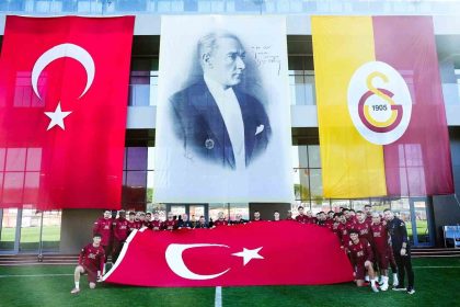 galatasarayli-futbolculardan-29-ekim-cumhuriyet-bayrami-kutlamasi