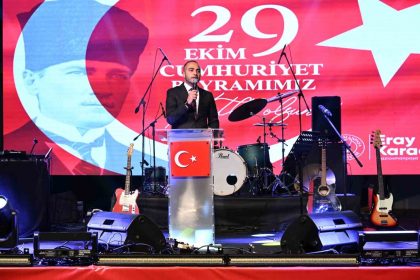 gaziosmanpasada-cumhuriyet-bayrami-fener-alayi-ve-konserlerle-kutlandi