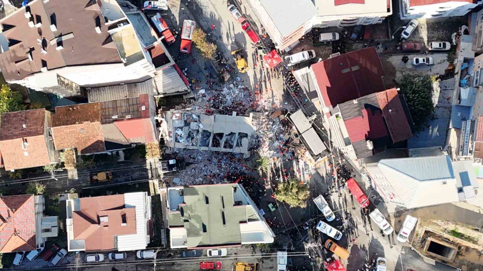 gebzede-coken-bina-havadan-goruntulendi