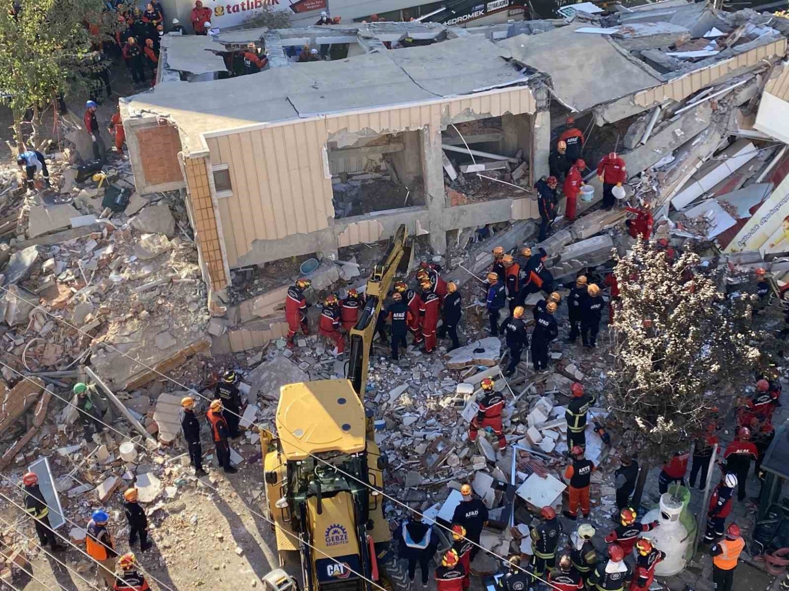 gebzede-coken-binada-enkaz-altinda-kalan-aile-fertlerinin-kimlikleri-belli-oldu