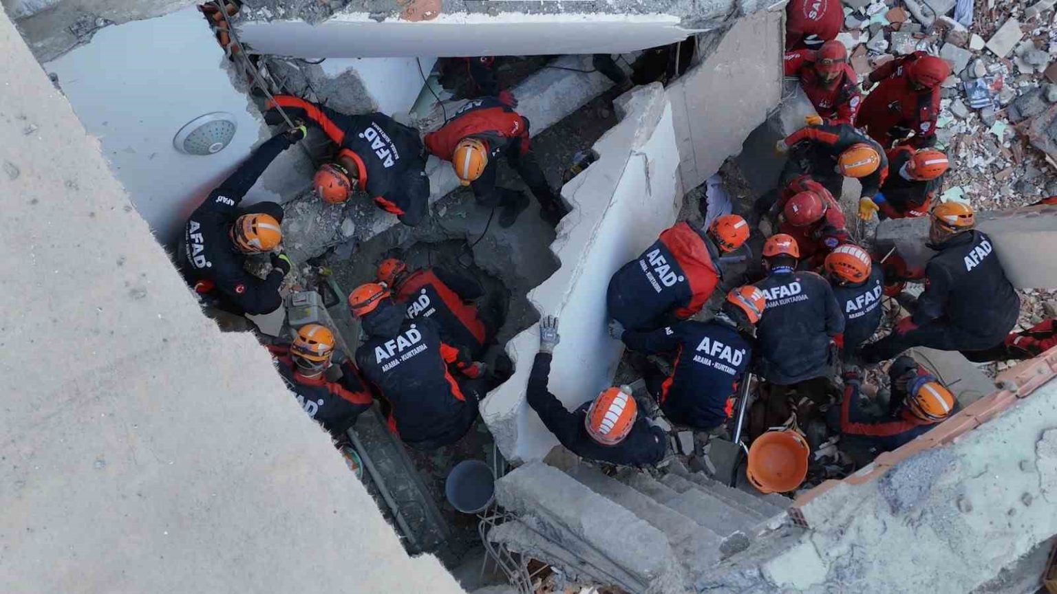 gebzede-coken-binadaki-kurtarma-calismalari-11-saatinde-havadan-goruntulendi