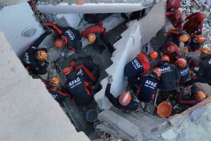 gebzede-coken-binadaki-kurtarma-calismalari-11-saatinde-havadan-goruntulendi