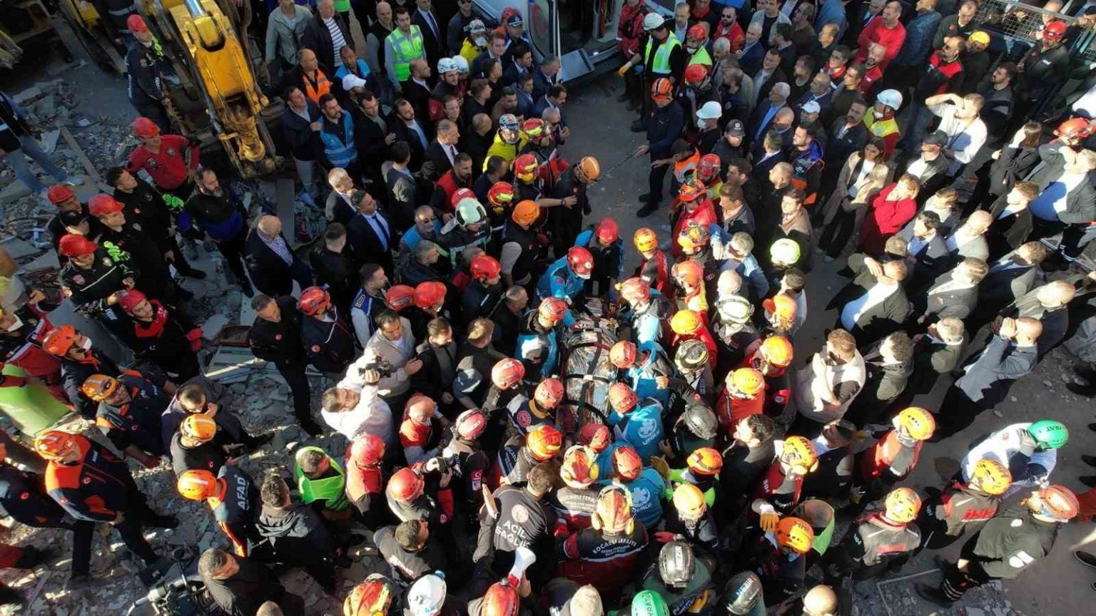 gebzede-coken-binanin-enkazindan-1-kisi-sag-cikarildi