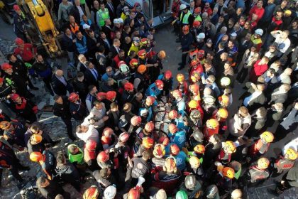 gebzede-coken-binanin-enkazindan-1-kisi-sag-cikarildi