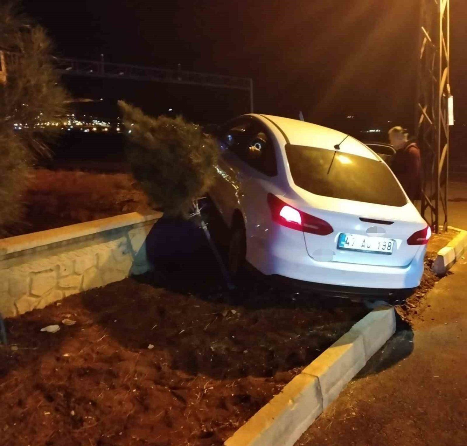 gercuste-otomobil-istinat-duvarina-carpti