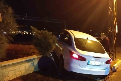 gercuste-otomobil-istinat-duvarina-carpti