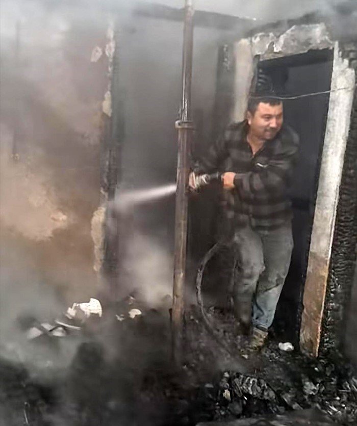 giresunda-yildirim-dusmesi-sonucu-evde-yangin-cikti-cami-hasar-gordu